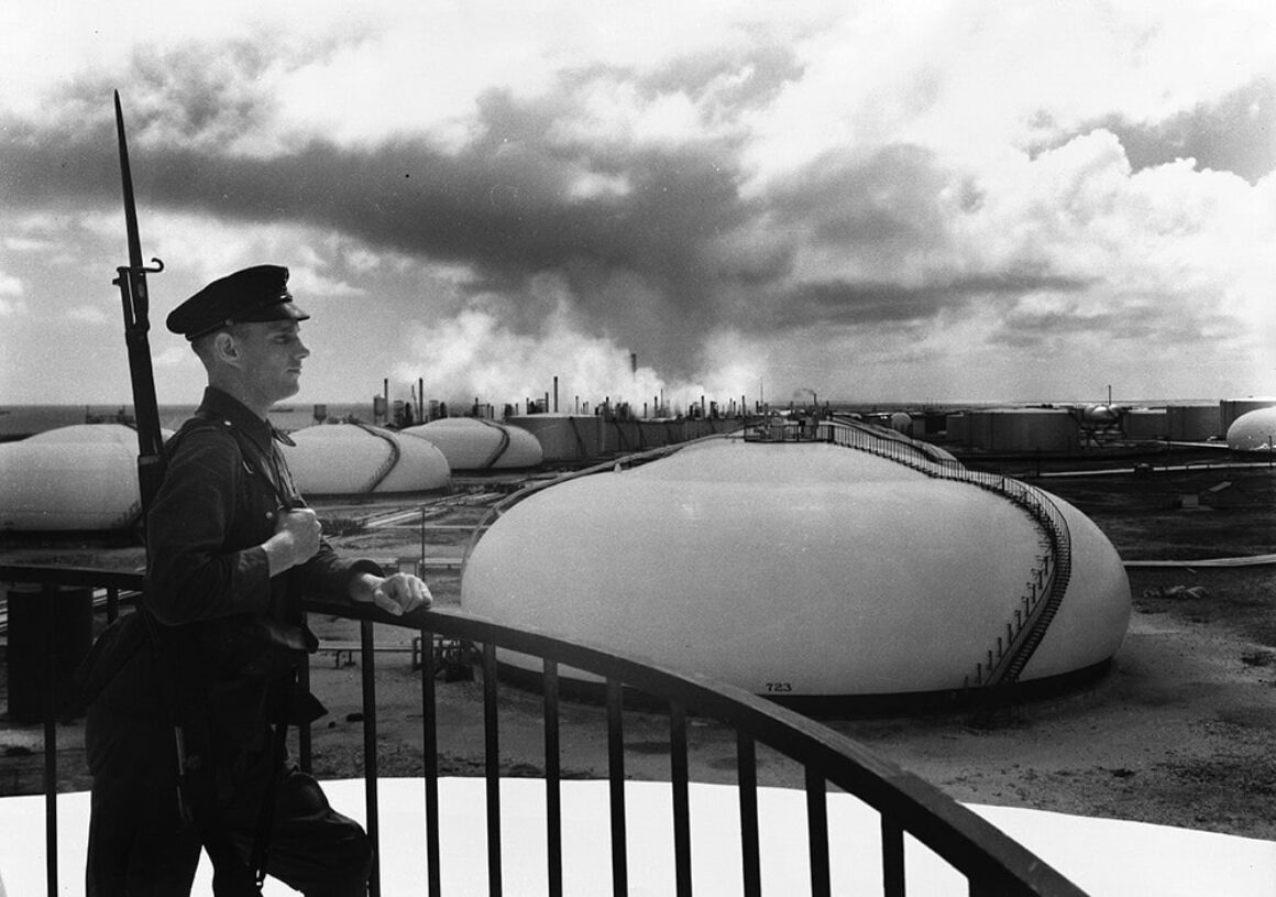 Nederlandse soldaat op wacht bij de olieraffinaderij op Aruba