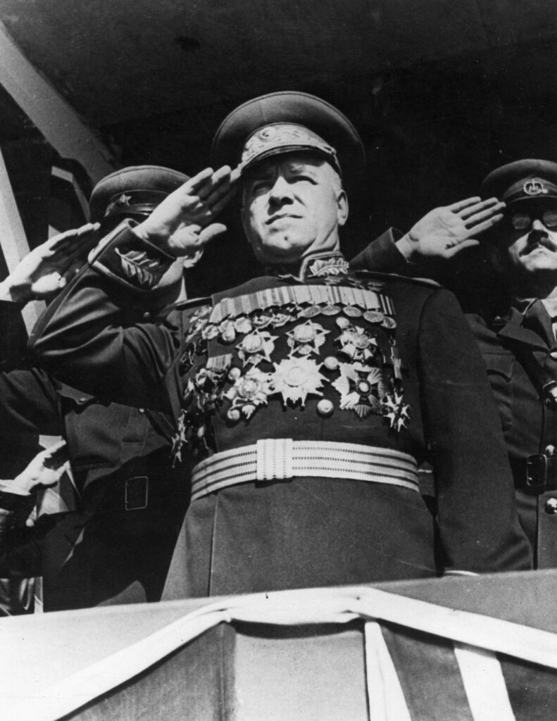 Ook revolutionaire regimes doen mee met de lintjesregen. Zoals hier ‘Held van de Sovjet-Unie’, maarschalk Georgi Zjoekov