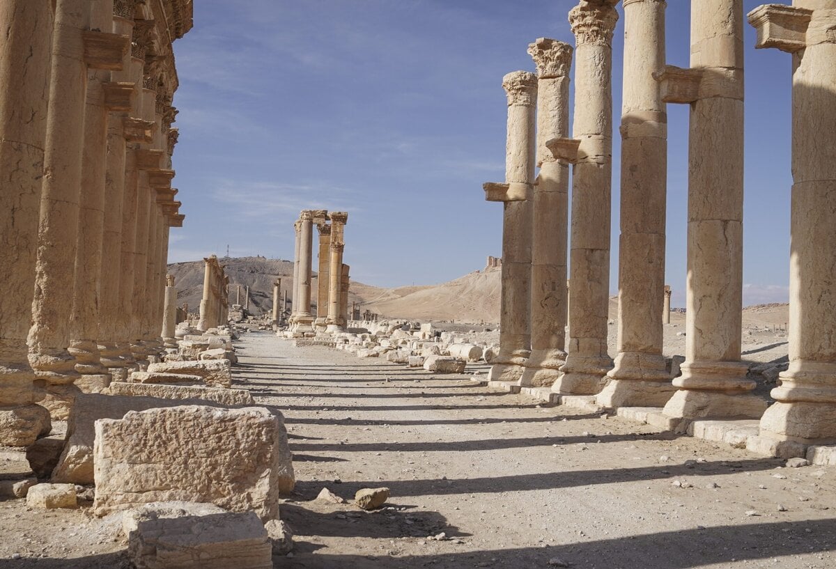Tijdens de burgeroorlog in Syrië wordt een groot deel van de archeologische site Palmyra verwoest.