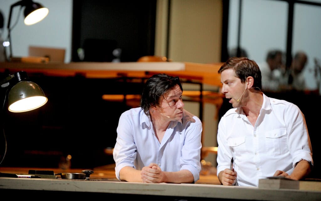 Aus Greidanus jr. (links) en Ramsey Nasr in theatervoorstelling The Fountainhead