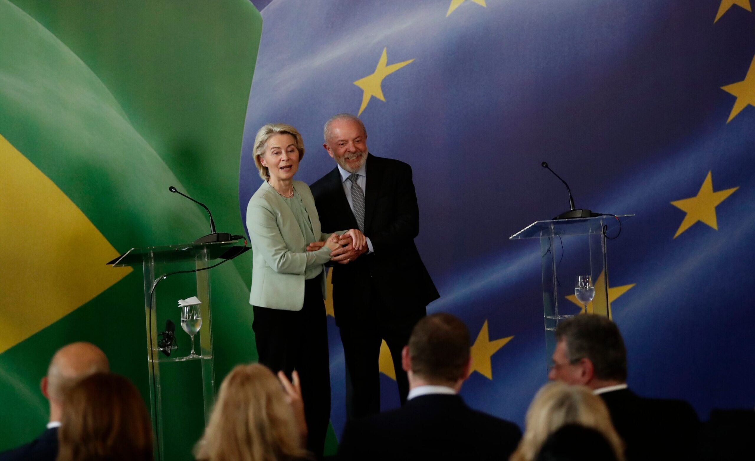 Von der Leyen en Lula spreken de pers toe over het Mercosur-akkoord