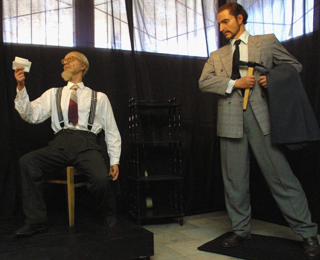 Wassen beelden illustreren op een tentoonstelling in Sint-Petersburg de moord op Leon Trotski