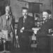 Pieter Zeeman (links) met Albert Einstein (midden) en Paul Ehrenfest in het Amsterdams natuurkundig laboratorium