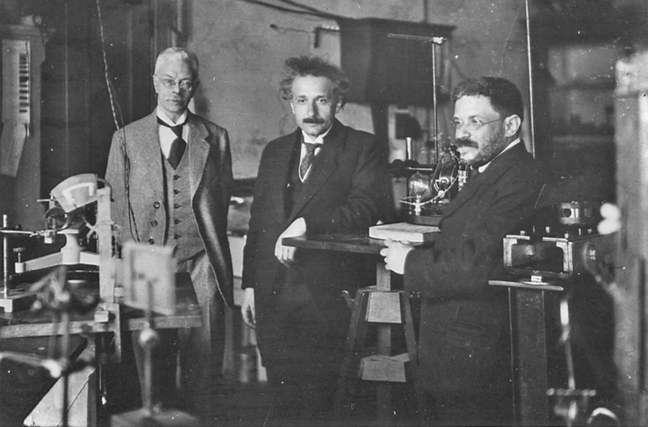 Pieter Zeeman (links) met Albert Einstein (midden) en Paul Ehrenfest in het Amsterdams natuurkundig laboratorium