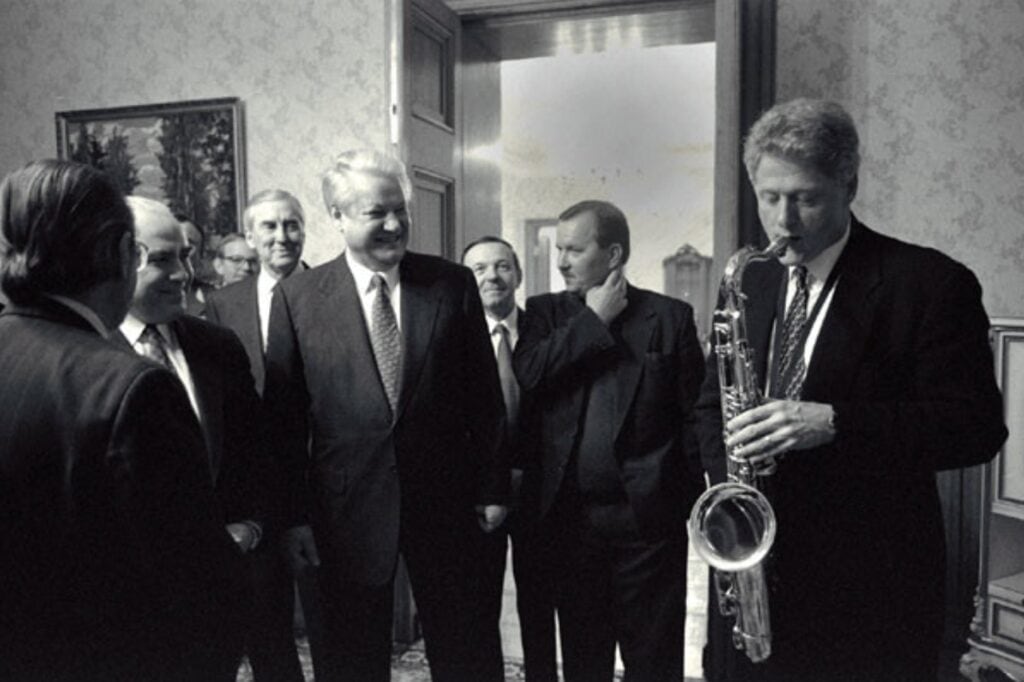 Clinton speelt saxofoon terwijl Boris Jeltsin toekijkt 1994