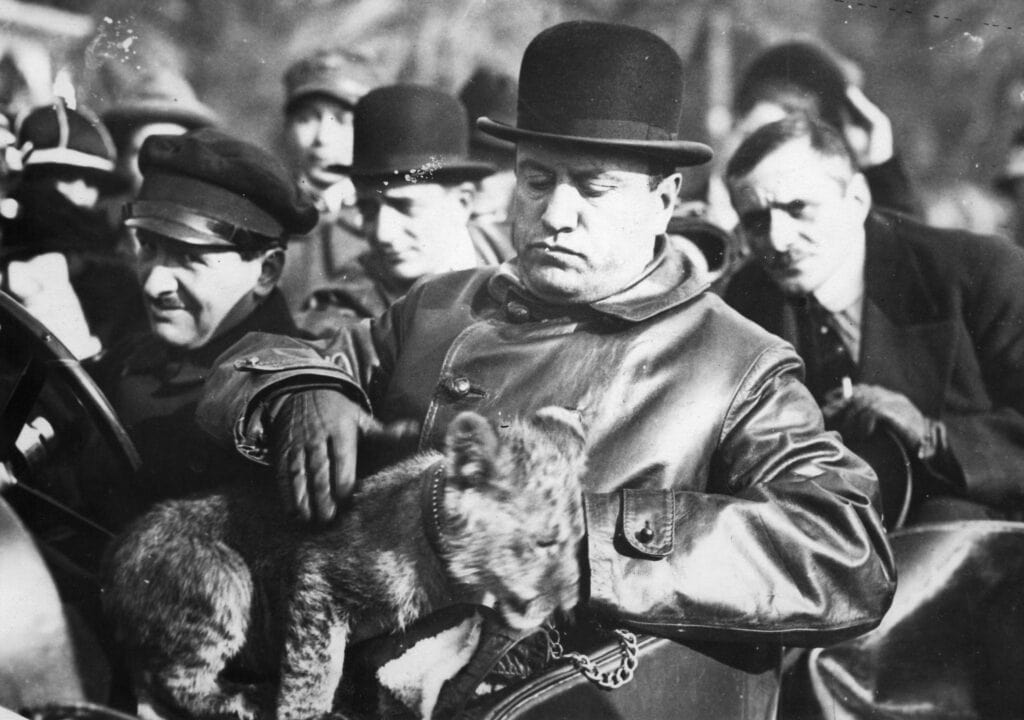 De Italiaanse leider Benito Mussolini met zijn leeuwenwelpje Ras