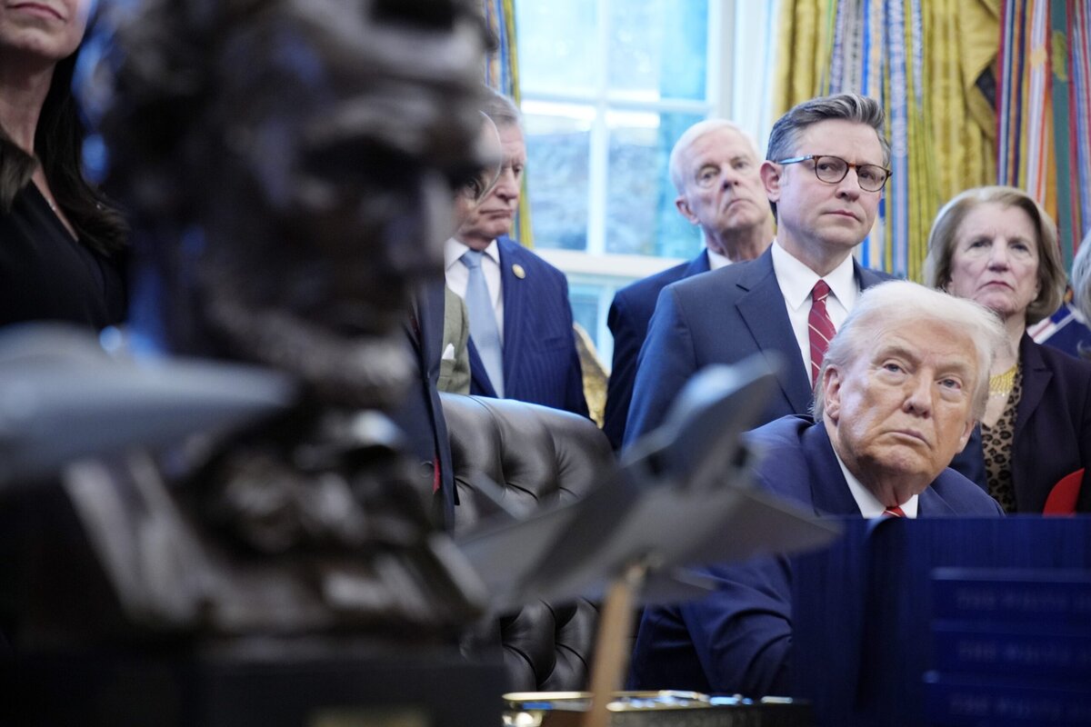 Donald Trump tekent een wet om een shutdown te voorkomen