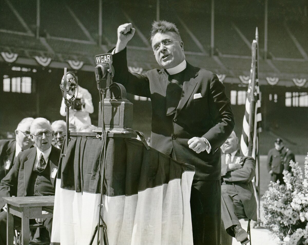 Father Coughlin spreekt een menigte toe in 1936
