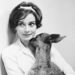 Filmster Audrey Hepburn knuffelt haar hertje Ip