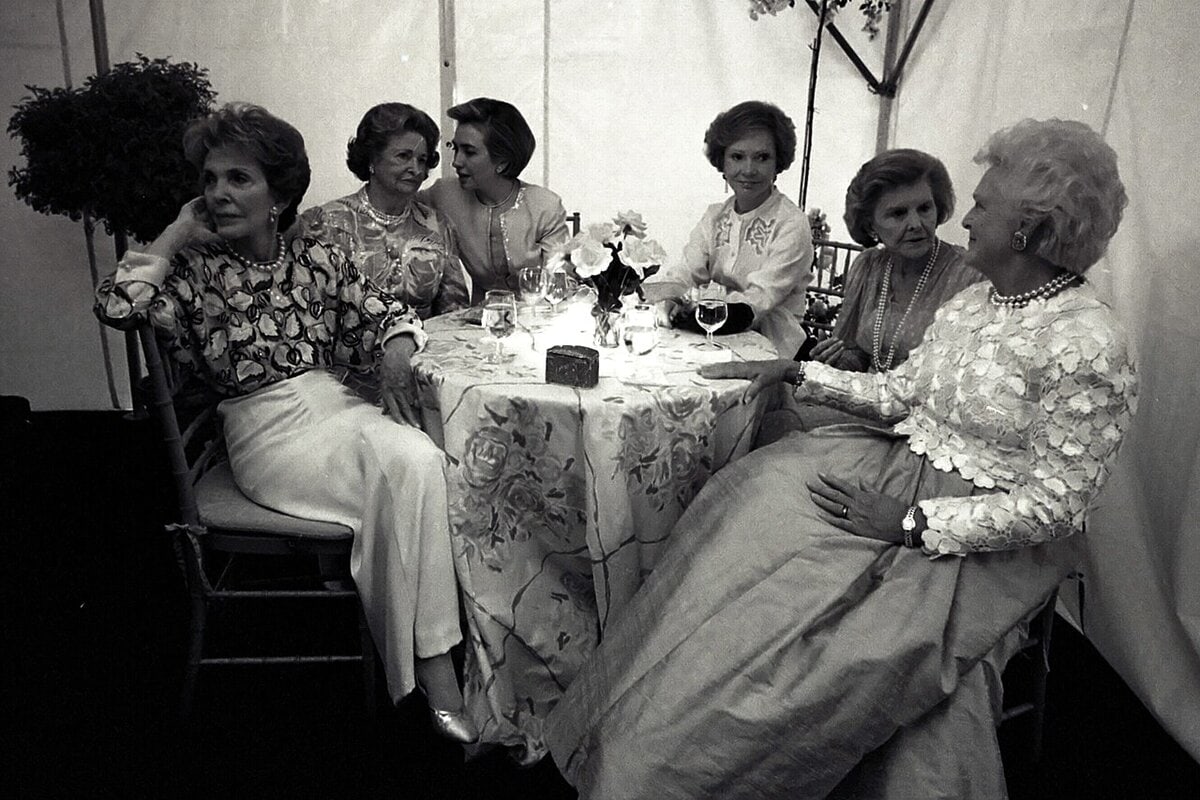 First Lady's Nancy Reagan, Lady Bird Johnson, Hillary Clinton, Rosalynn Carter, Betty Ford en Barbara Bush in 1994.