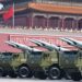 Hypersonische raketten van het type YJ-19 op het Tiananmenplein in Beijing