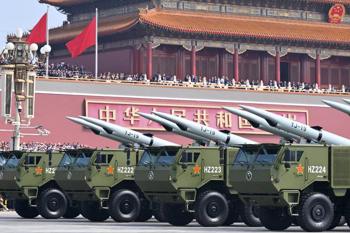 Hypersonische raketten van het type YJ-19 op het Tiananmenplein in Beijing