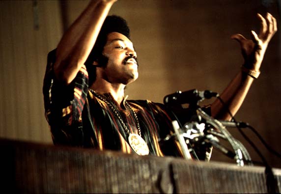 Jackson spreekt tijdens een radio-uitzending van PUSH, 1973