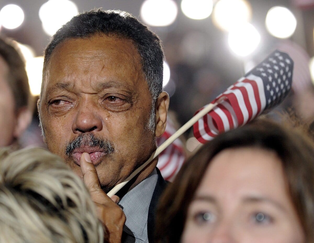 Jesse Jackson is in tranen als CNN voorspelt dat Obama de verkiezingen gaat winnen