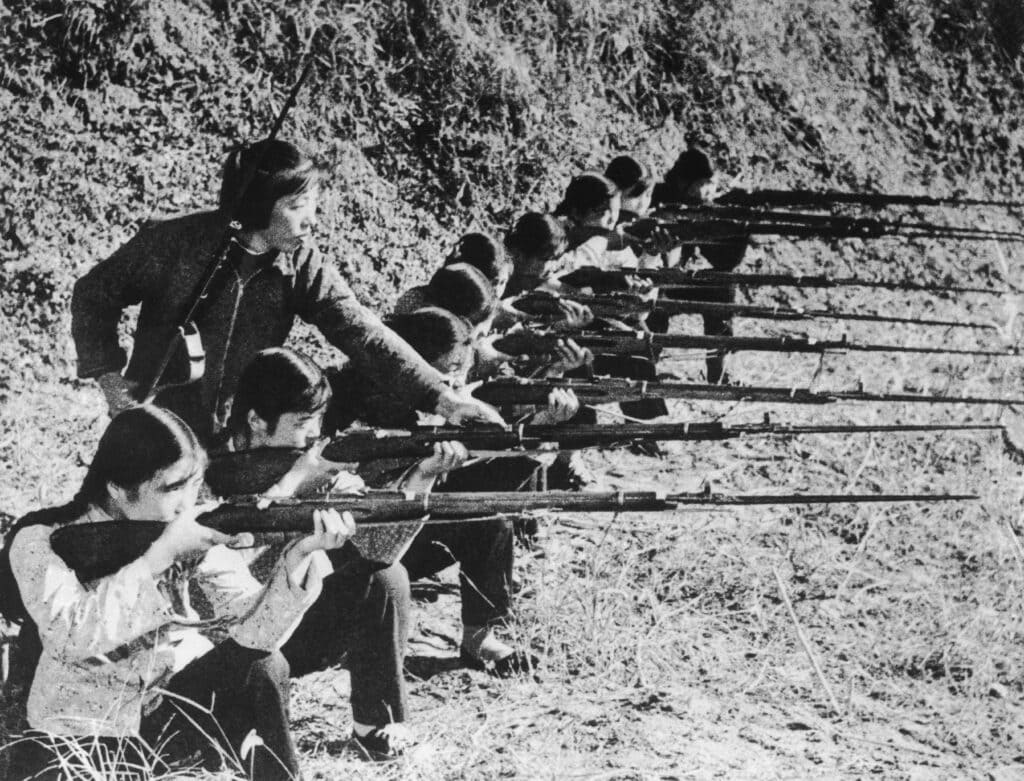 Militievrouw leert een groep jonge vrouwen omgaan met geweren met bajonetten