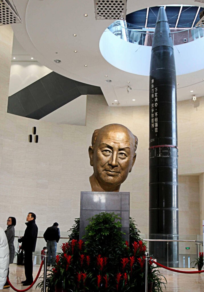 Standbeeld van Qian in de bibliotheek van de Jiaotong- universiteit in Shanghai