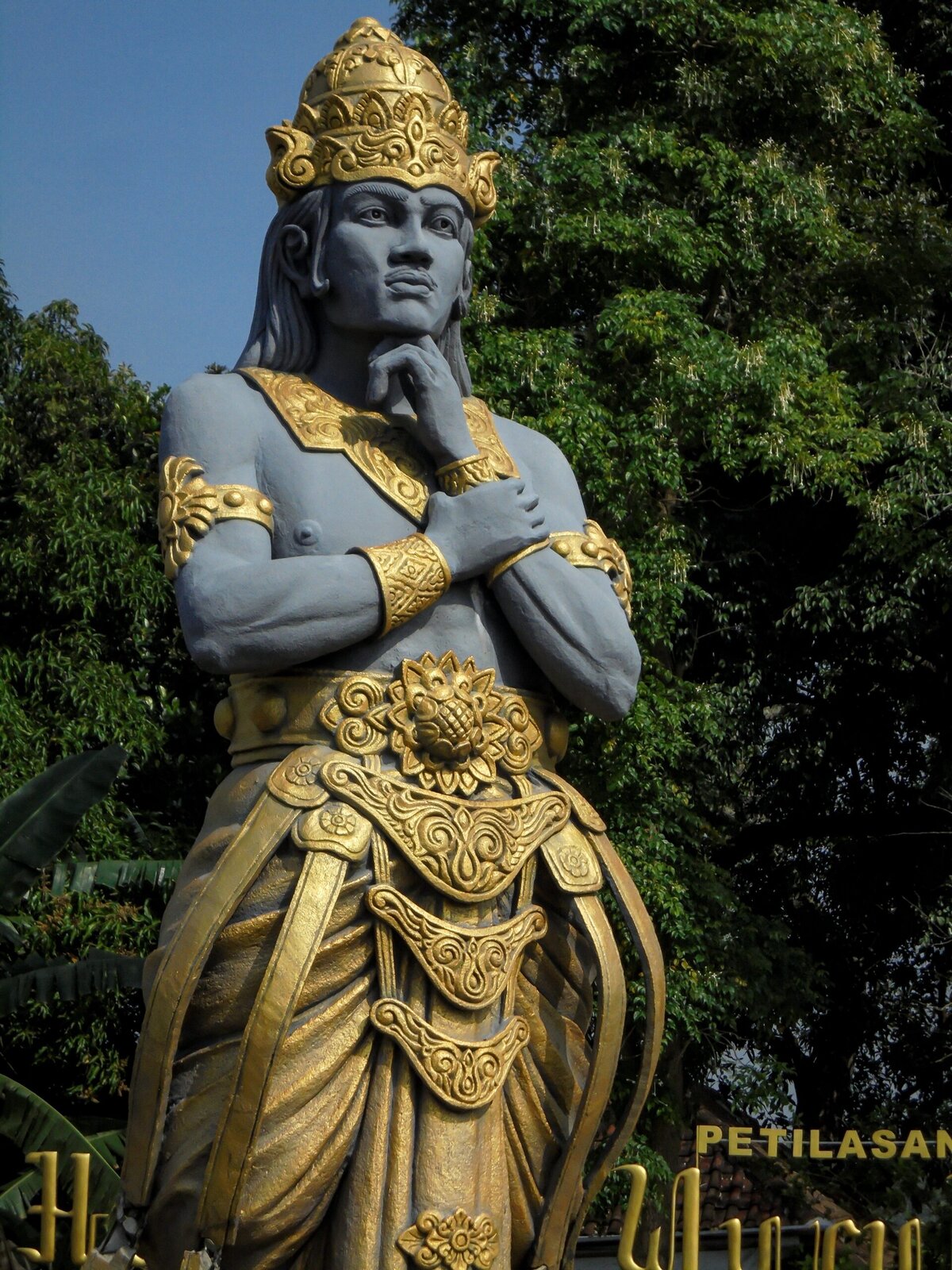 Standbeeld van koning Hayam Wuruk in Mojokerto op Oost-Java