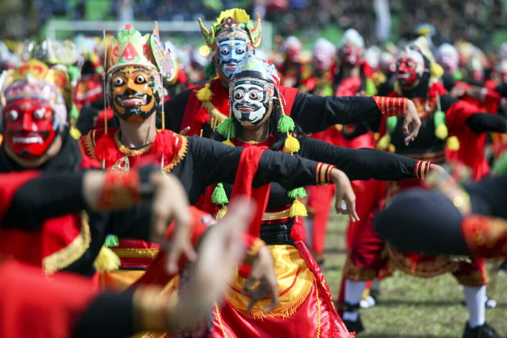 Studenten voeren een gemaskerde dans op in het Gajayana-stadion in Malang, 2016