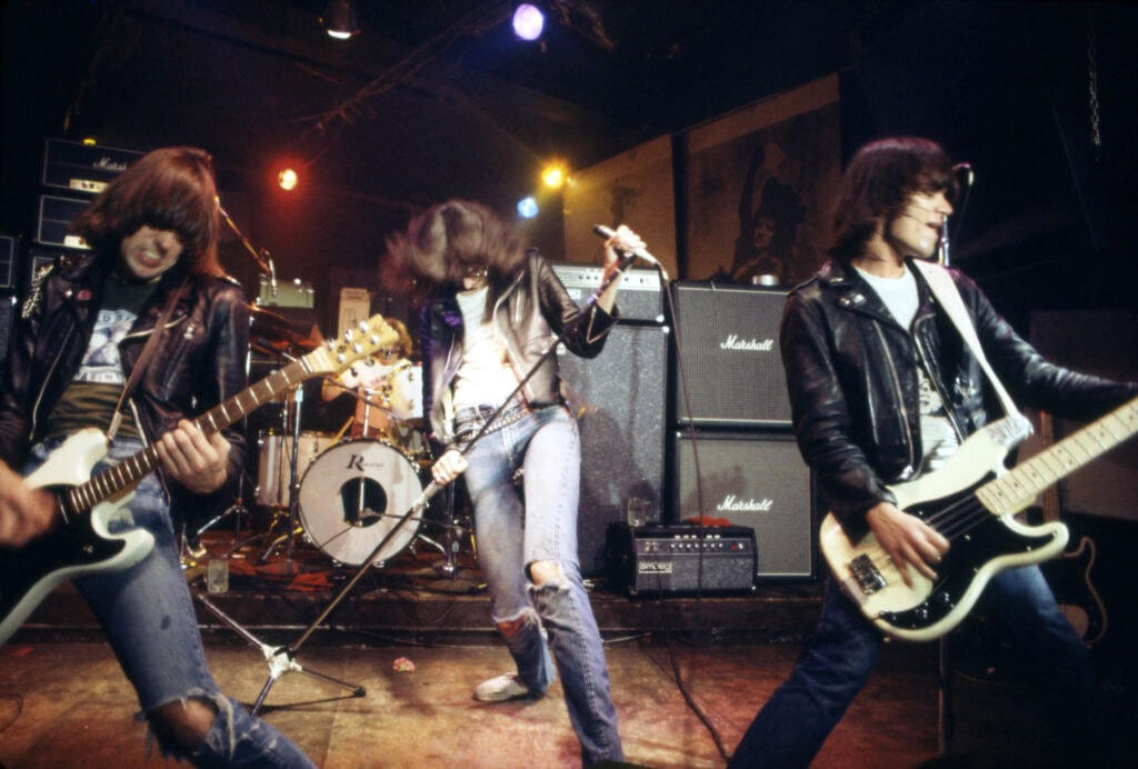 De Ramones treden op in muziekclub CBGB, 1976