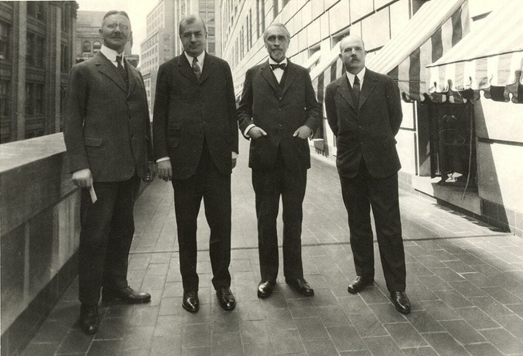 De bankiers Hjalmar Schacht, Benjamin Strong, Montagu Norman en Charles Rist