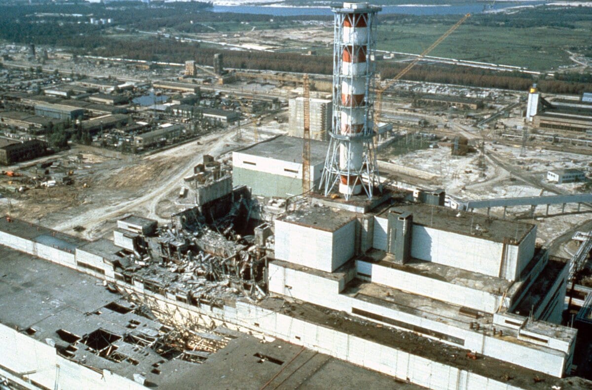 De kerncentrale bij Tsjernobyl, een paar weken na de ramp. Mei 1986.