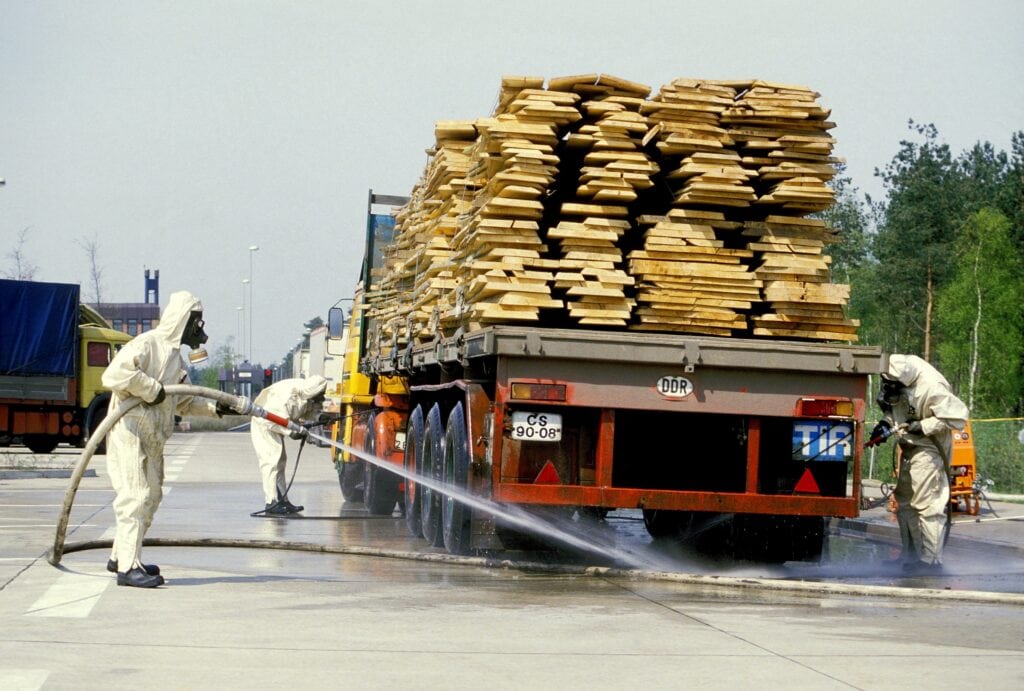 Een vrachtwagen afkomstig uit Oost-Europa wordt schoongemaakt. West-Duitsland, 5 mei 1986