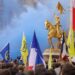 Extreem-rechtse groepering Action Francaise demonstreert bij een beeld van Jeanne d'Arc in Parijs, 2023.