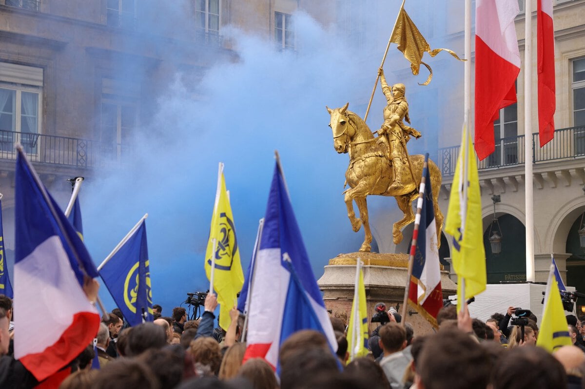 Extreem-rechtse groepering Action Francaise demonstreert bij een beeld van Jeanne d'Arc in Parijs, 2023.