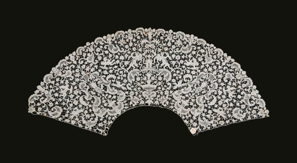 Huwelijkswaaier in Brusselse kloskant, eerste kwart van de achttiende eeuw.