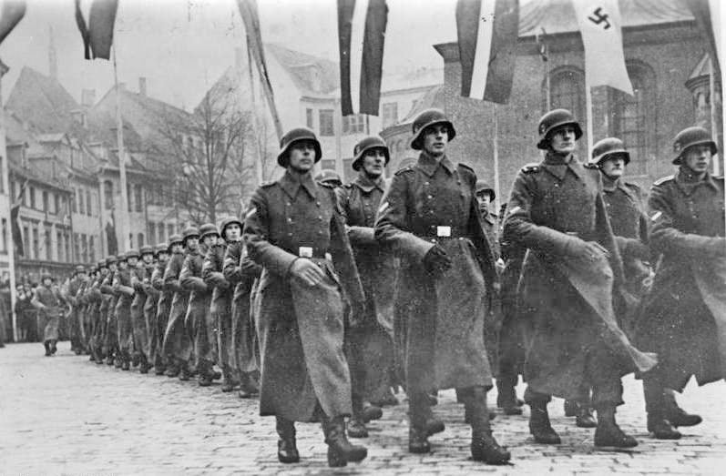 Letse legionairs marcheren door Riga in 1943