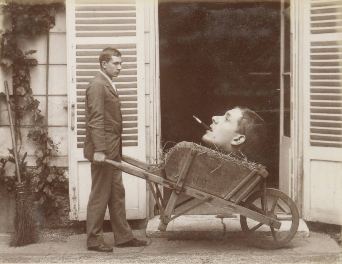 Man draagt een hoofd in een kruiwagen, fotoshop negentiende eeuw