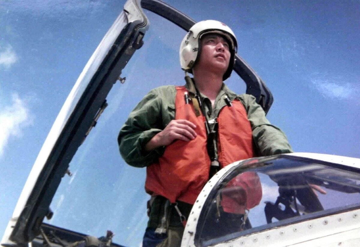 Piloot Wang Wei overleeft de crash boven de Zuid-Chinese Zee niet.