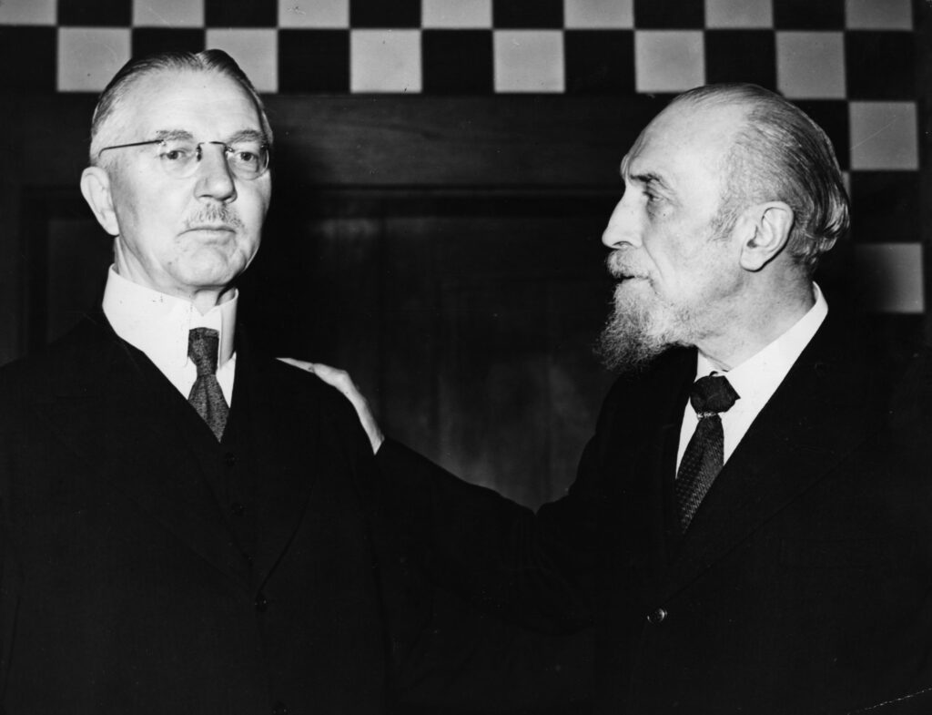 Schacht (links) en Norman, circa 1935.