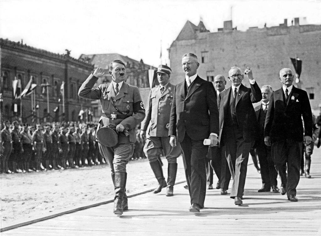 Schacht (midden) met Adolf Hitler bij het begin van de bouw van de nieuwe Reichsbank, 1934.