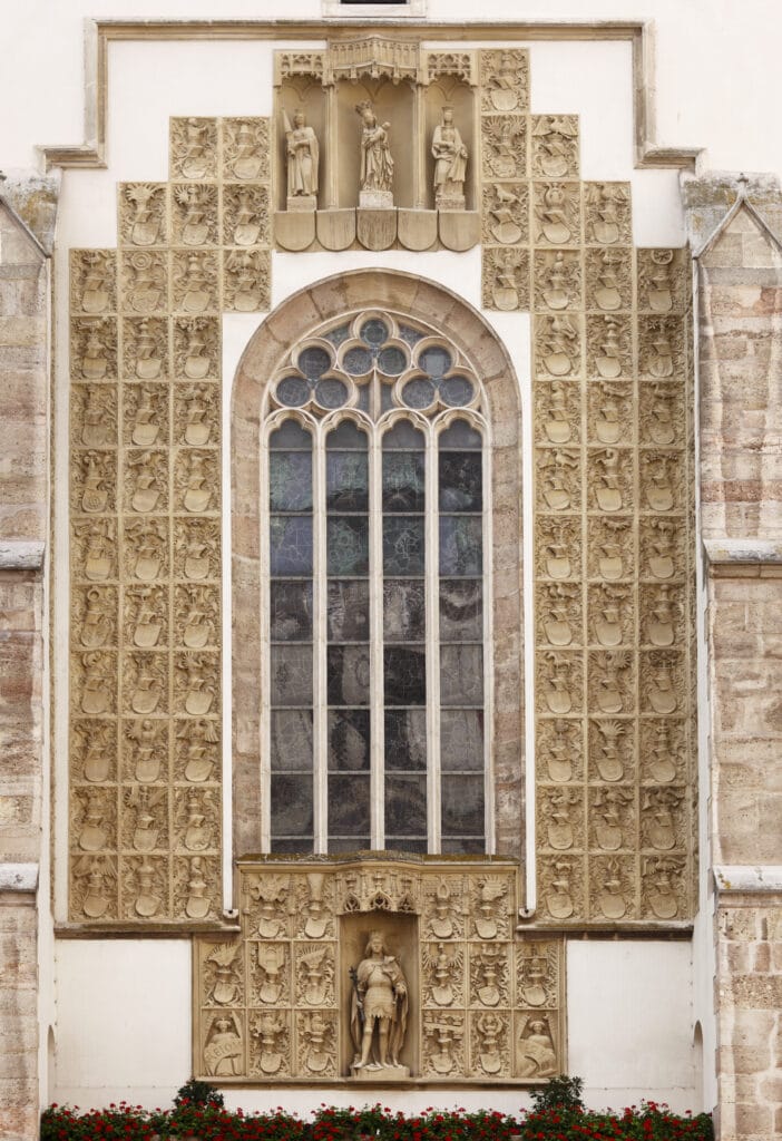 Stamboom van de Habsburgse keizer Frederik III op de gevel van de hofkapel in Wiener Neustadt