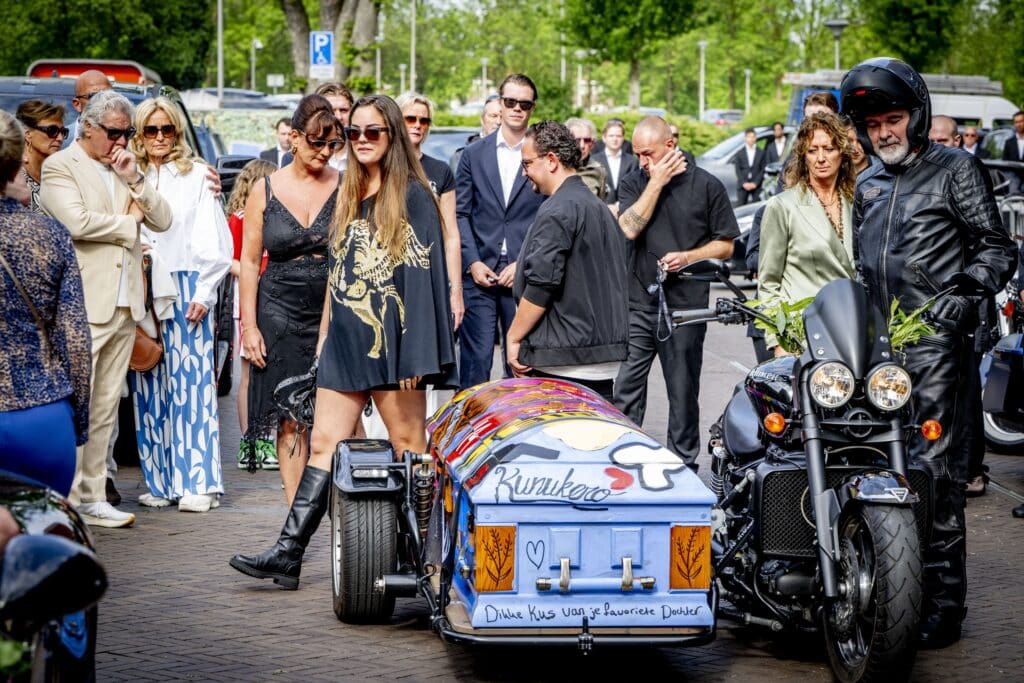 Uitvaart van chef-kok Jonnie Boer vanaf restaurant De Librije. De kist wordt vervoerd op de zijspan van een Harley Davidson. Zwolle, 2 mei 2015.