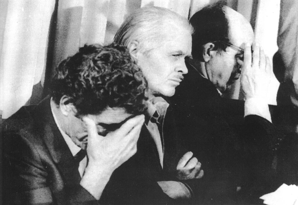 Directeur Viktor Brjoechanov, adjunct-hoofdingenieur Anatoli Djatlov en hoofdingenieur Nikolaj Fomin (vlnr) horen hun vonnis in 1987