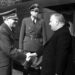 Adolf Hitler (links) met Jozef Tiso op het treinstation van de Wolfsschanze, zijn hoofdkwartier in Oost-Pruisen, oktober 1941.