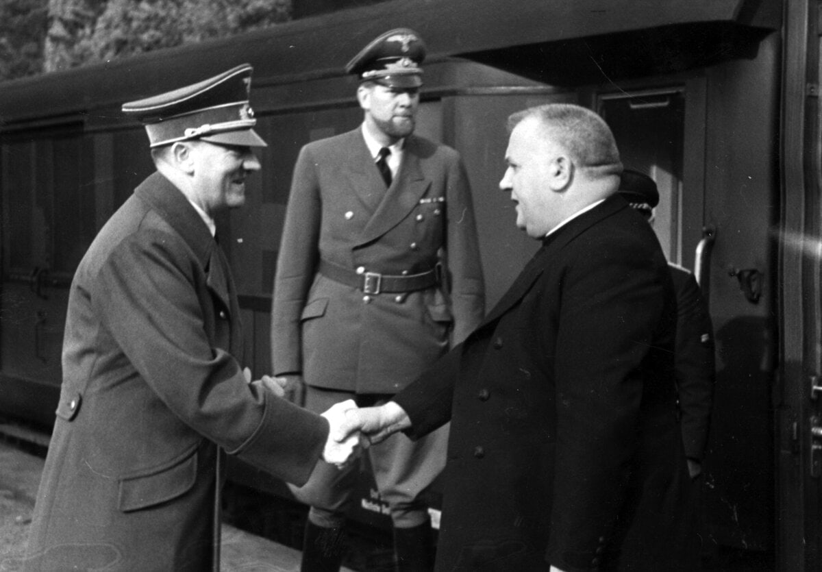 Adolf Hitler (links) met Jozef Tiso op het treinstation van de Wolfsschanze, zijn hoofdkwartier in Oost-Pruisen, oktober 1941.