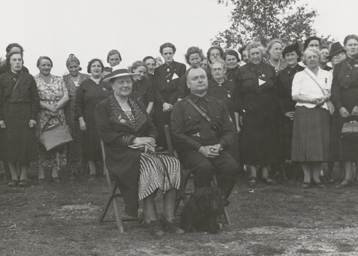 Anton Mussert met zijn vrouw Rie tijdens een Hagespraak in Lunteren, 22 juni 1940.