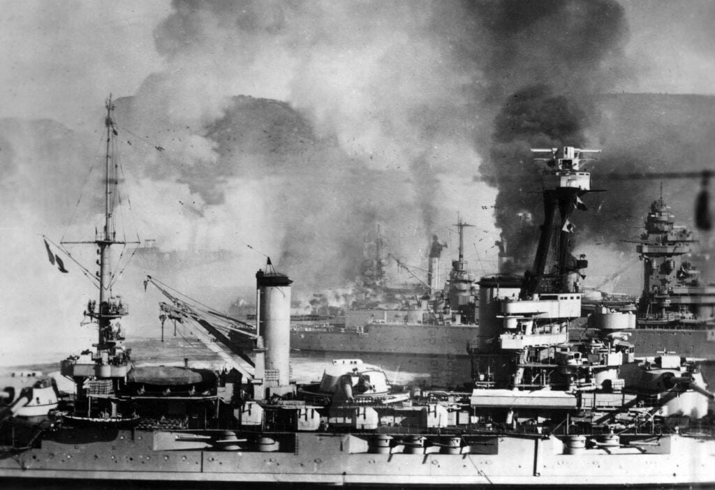 Brand op de Franse slagschepen Provence, Strasbourg en Bretagne. Mers-el-Kébir, 1940.