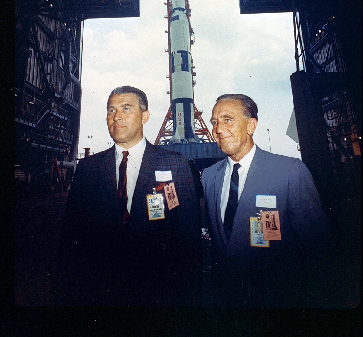 De Duitse raketgeleerden Wernher von Braun (links) en Kurt Debus voor de Saturn 500F-raket, 26 mei 1966.