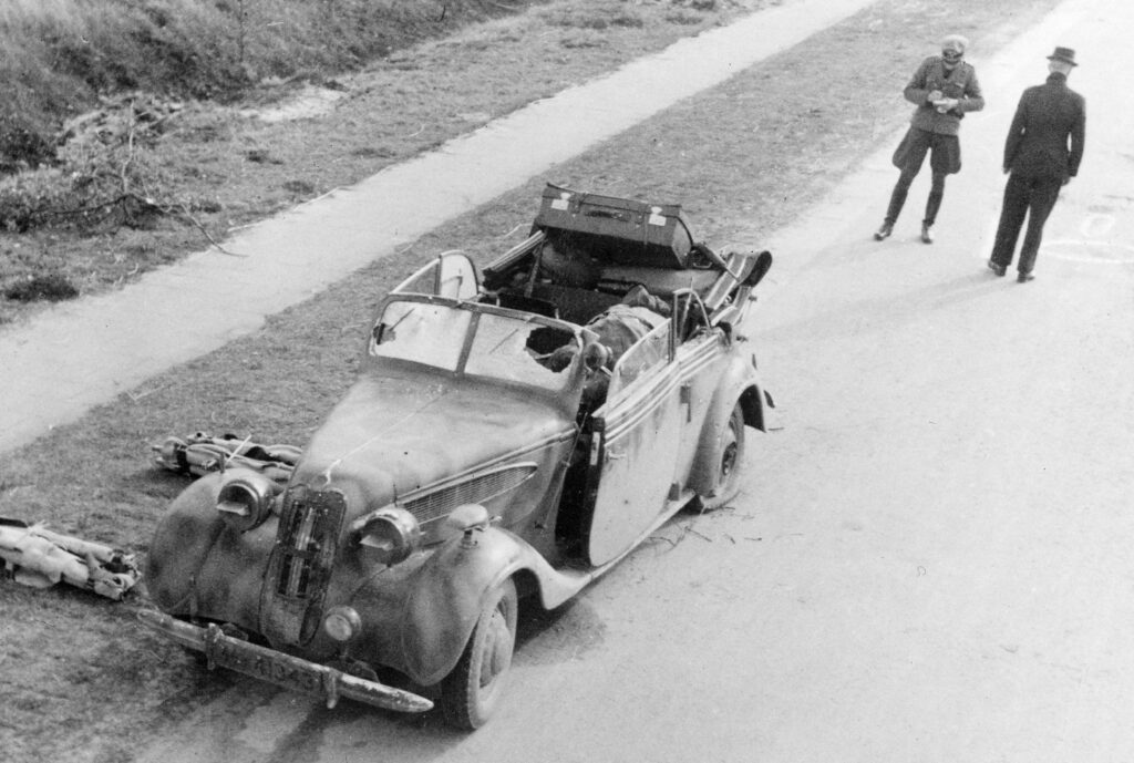 De auto van Rauter na de aanslag bij Woeste Hoeve, 7 maart 1945