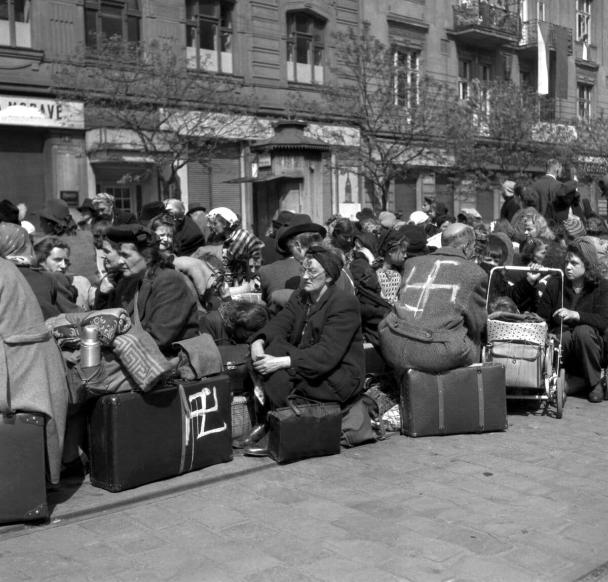 Duitse inwoners moeten Praag verlaten, mei 1945.