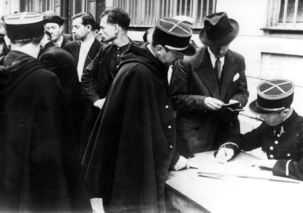 Franse politieagenten controleren de papieren van gearresteerde Joden, augustus 1941.