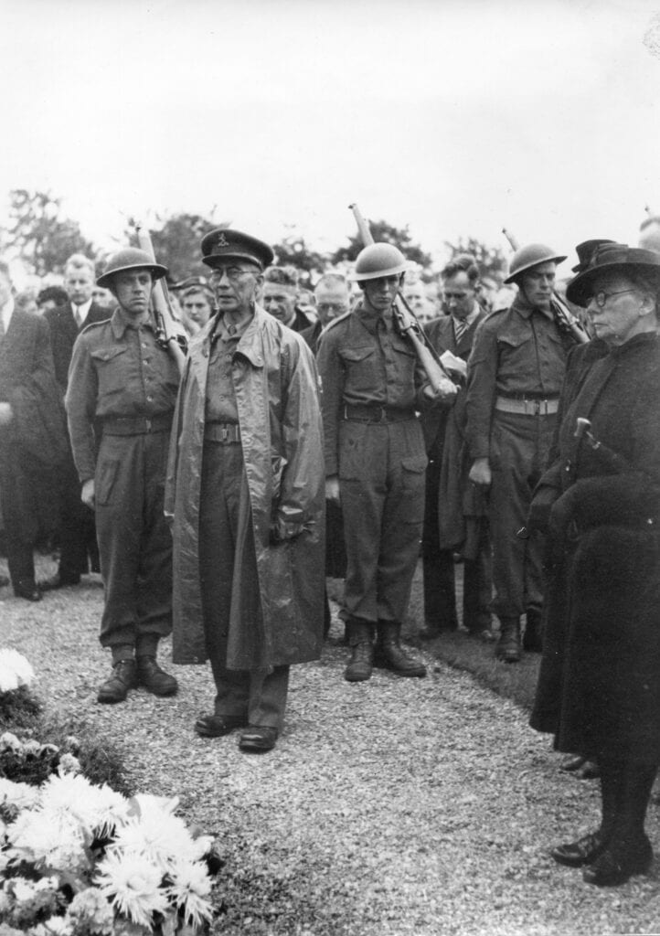 Generaal-majoor Henri Koot spreekt bij de herbegrafenis van Jan Thijssen, september 1945
