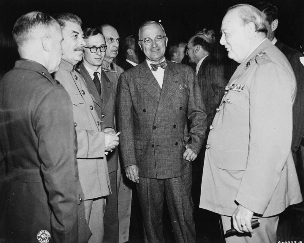 Gesprek tijdens de Conferentie van Potsdam: Sovjetleider Jozef Stalin (tweede van links), president Harry Truman (midden), premier Winston Churchill (rechts), juli 1945.