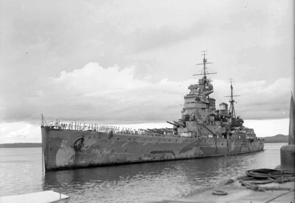 Het slagschip Prince of Wales meert aan in Singapore, 4 december 1941.