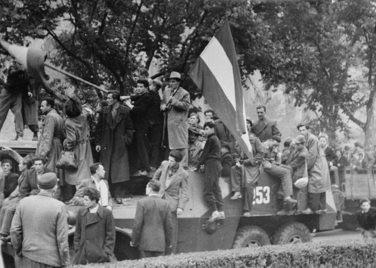 Hongaren op Russische tanks