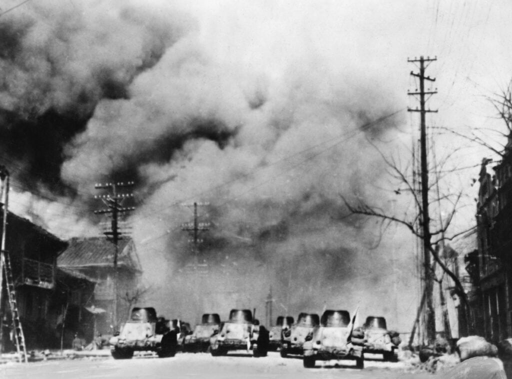 Engelsen geven zich over aan de JapannJapanse tanks trekken op naar Singapore, 1942ers